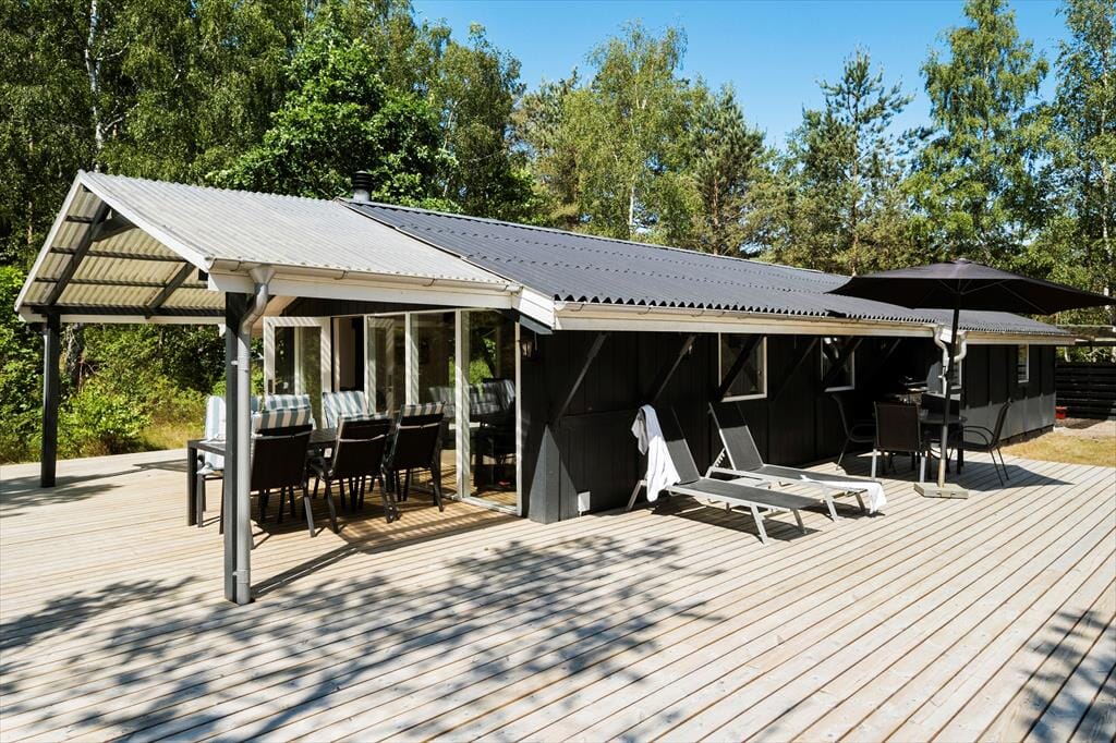 Velrenoveret sommerhus på stor naturgrund