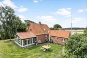 Stort sommerhus i landlige omgivelser med plads til hele familien