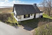 Lyst og charmerende sommerhus med flot fjordudsigt