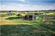 Stilrent kvalitetssommerhus med spabad, solrig terrasse og naturskønne omgivelser