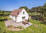 Hyggeligt hus med aflukket have i landlige omgivelser