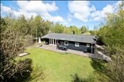 Lyst og velholdt sommerhus på stor grund i Thorup Strand