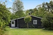 Hyggeligt sommerhus på stor ugeneret grund i Juelsminde