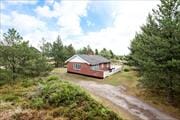 Velindrettet sommerhus på stor naturgrund i Blåvand