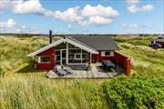 Lyst og indbydende sommerhus tæt på Vejers Strand