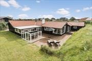 Skønt sommerhus med udestue og dejlig syd- og vestvendt terrasse