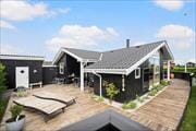 Lovely holiday home with spa, sauna, and great location by As Vig beach, Juelsminde