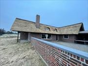 Rummeligt stråtækt stensommerhus tæt ved Ringkøbing fjord.