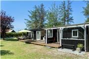 Hyggeligt træsommerhus ved Rude Strand med stor have og dejlig terrasse