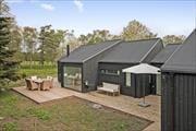 Arkitekttegnet sommerhus ud til fredet natur i Tikøb