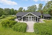 Rigtig dejligt nyere sommerhus beliggende 200 meter fra kysten.