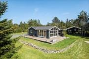 Moderne sommerhus med højt til loftet og overdækket terrasse i Saltum