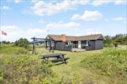 Hyggeligt sommerhus nær Vesterhavet – stor grund med plads til leg