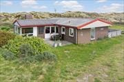 Hyggeligt sommerhus med klitterne som nærmeste nabo