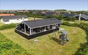 Hyggeligt sommerhus med sauna tæt på Vejlby Klit Strand