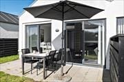 Lys og velindrettet ferielejlighed med egen parkeringsplads og solrig terrasse