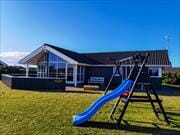 Hyggeligt familievenligt sommerhus med spa og stort uderum i Vejlby Klit