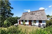 Thatched roof idyllic house on Helgesnæs with sea view – Perfect for couples-vacation or family with smaller children