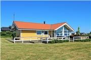 Familievenligt sommerhus med fjordkig og masser af udeliv