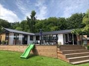 Lyst og charmerende sommerhus ved Kelstrup Strand – med vildmarksbad og engudsigt