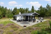 Lyst og indbydende sommerhus med en dejlig naturgrund og skøn beliggenhed