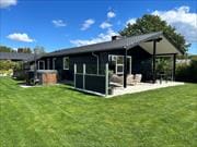 Schönes und gepflegtes Ferienhaus mit Wildnisbad, nahe Strand und Wald in Pøt Strandby, unweit von Juelsminde