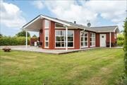 Hyggeligt sommerhus med stor have og børnevenlige faciliteter – tæt på stranden i Gjellerodde
