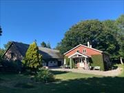 In einzigartiger Lage inmitten der schönen, hügeligen Landschaft nahe Møns Klint und dem Hafen von Klintholm erwartet Sie dieses ansprechende Anwesen.