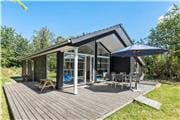 Skønt sommerhus beliggende nær dejlig sandstrand