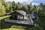 Velholdt sommerhus i smuk natur