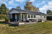 Hyggeligt fritidshus med anneks og charmerende legehus, beliggende kun 800m fra badebro og græsstrand.