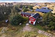 Hyggeligt sommerhus med fjordudsigt og skønne læfyldte terrasser