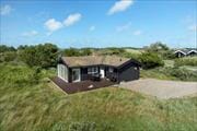 Charmerende sommerhus på stor naturgrund ved Tornby Strand