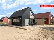 Charmerende sommerhus til 4 personer fra 2022 centralt i Hvide Sande