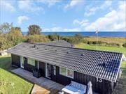 Lækkert sommerhus beliggende i 1. række med havudsigt og 75 m til stranden
