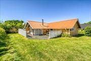 Charmerende sommerhus med flere solkroge og rolig beliggenhed