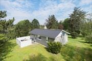 Hyggeligt træsommerhus nær Blåvands bymidte