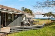 Sommerhus med direkte havudsigt og tæt på stranden i Snogebæk
