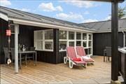 Charmerende sommerhus nær strand og by – med skønt terrassemiljø