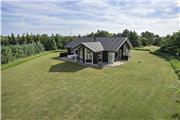Charmerende sommerhus med stort udeareal og plads til afslapning