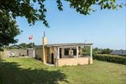 Cosy holiday home with wood-burning stove and shelter – close to the beach in Gjellerodde