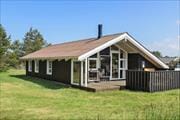 Lyst og venligt sommerhus med skøn terrasse og 800 meter til Tornby Strand