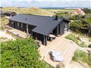 Flot moderniseret sommerhus med spa, stor solterrasse og fjordudsigt