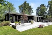 Hyggeligt sommerhus med fantastisk terrasse beliggende kun 450 m fra lækker sandstrand