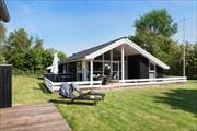 Flot velholdt sommerhus med havkik ved Dejret strand