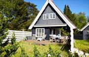 Sommerhus på dejlig naturgrund tæt på god sandstrand