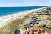 Stort og lækkert sommerhus med suveræn beliggenhed i første række til Blokhus Strand