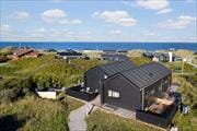 Lækkert sommerhus med aktivitetsrum og flot panoramaudsigt