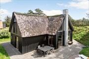 Stråtækt kvalitetssommerhus på smuk naturgrund nær Fanø Bad