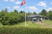 Dejligt sommerhus med stor grund, kun 300 meter til dejlig børnevenlig sandstrand i Saksild